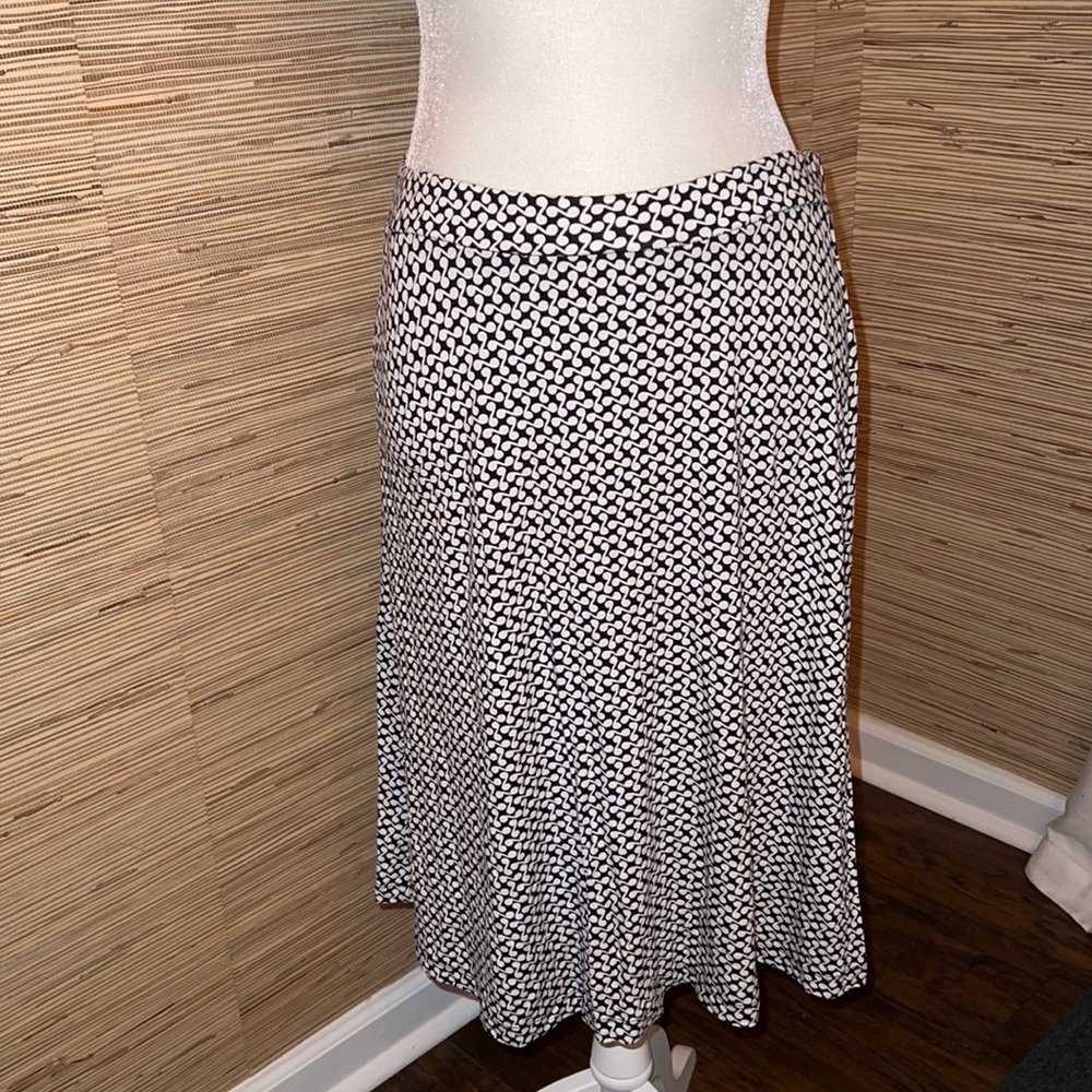 New York & Co. Size medium black & white knit skirt. EUC!